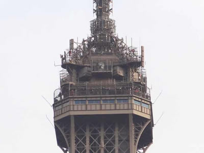 Bau einer Telekommunikationskabine für den Eiffelturm